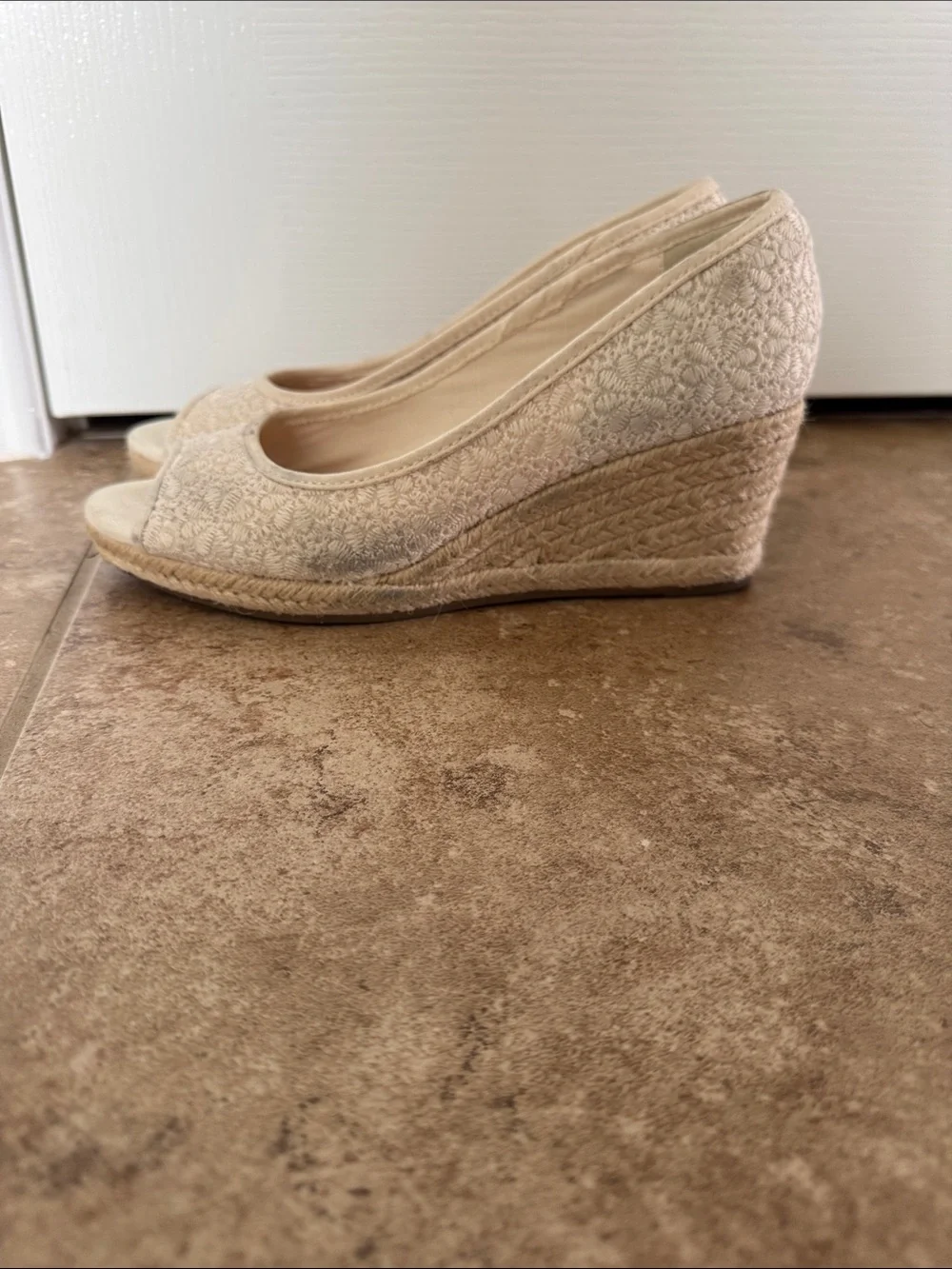 Women’s Bandolino Cream Lace Peep-Toe Wedge Heels size 7M